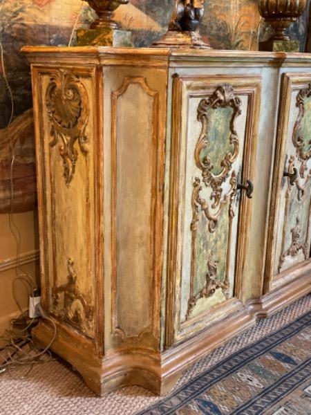Crédence vénitienne ouvrant sur 2 portes en bois sculpté et doré début XIX ème 