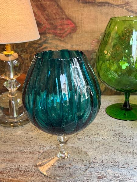 Différents vases de la ville italienne d’Empoli près de Florence ( longue tradition de maîtres verriers 