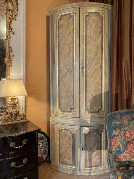 Encoignure de boiserie 2 corps  ( façade XVIII ème ) ouvrant sur 4 portes 