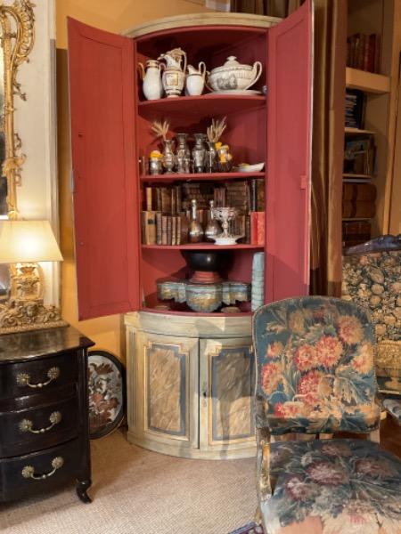 Encoignure de boiserie 2 corps  ( façade XVIII ème ) ouvrant sur 4 portes 