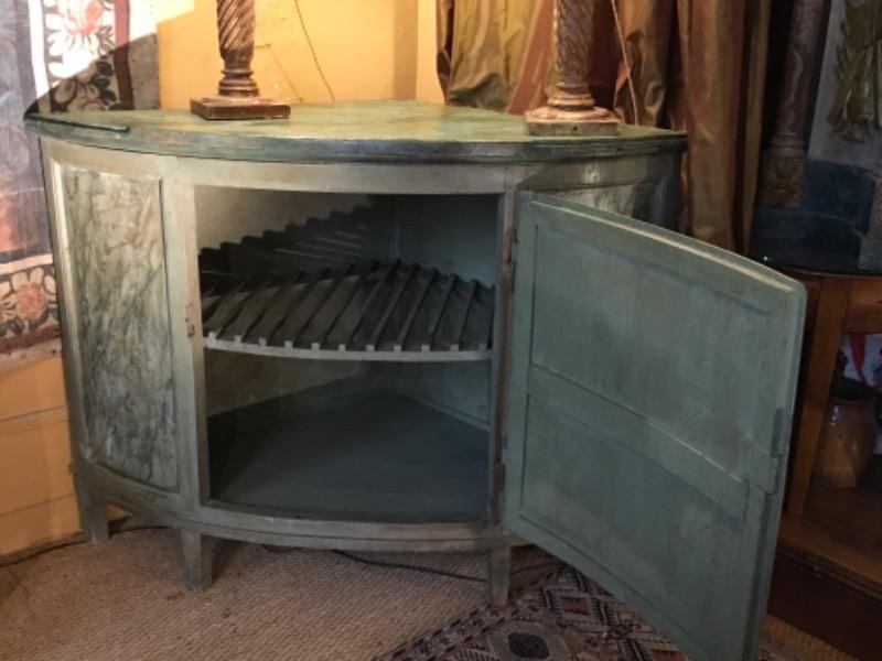 Encoignure italienne ouvrant sur une porte ( peinture faux-marbre ) époque fin 18 ème