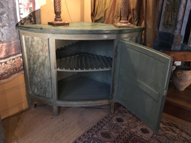 Encoignure italienne ouvrant sur une porte ( peinture faux-marbre ) époque fin 18 ème