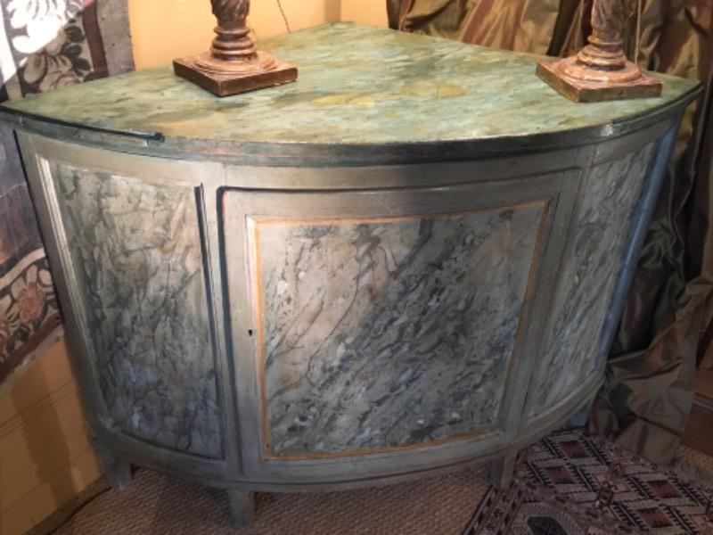 Encoignure italienne ouvrant sur une porte ( peinture faux-marbre ) époque fin 18 ème