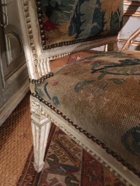 Fauteuil en bois sculpté époque L XVI avec une tapisserie 18 ème 