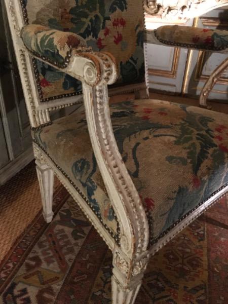 Fauteuil en bois sculpté époque L XVI avec une tapisserie 18 ème 