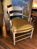 Fauteuil provençal peint d’époque 18 ème avec coussin recouvert de soie )