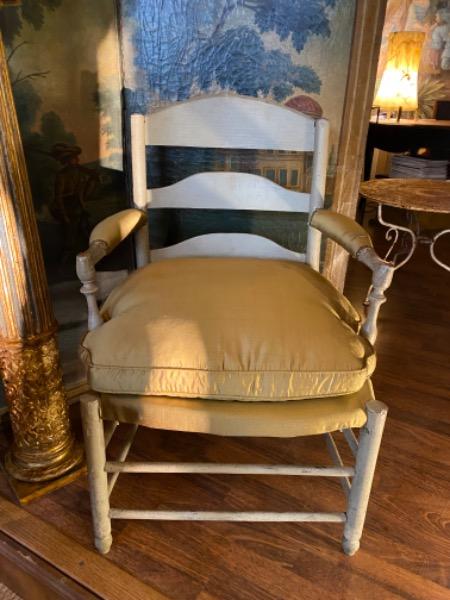 Fauteuil provençal peint d’époque 18 ème avec coussin recouvert de soie )