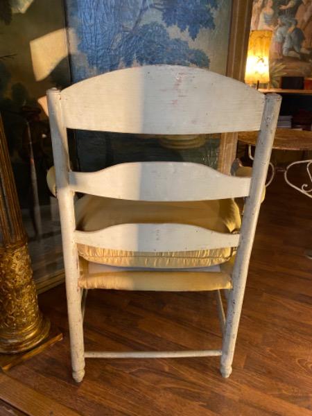 Fauteuil provençal peint d’époque 18 ème avec coussin recouvert de soie )