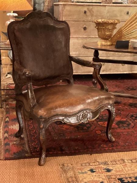 Fauteuil recouvert de cuir d’époque régence en noyer