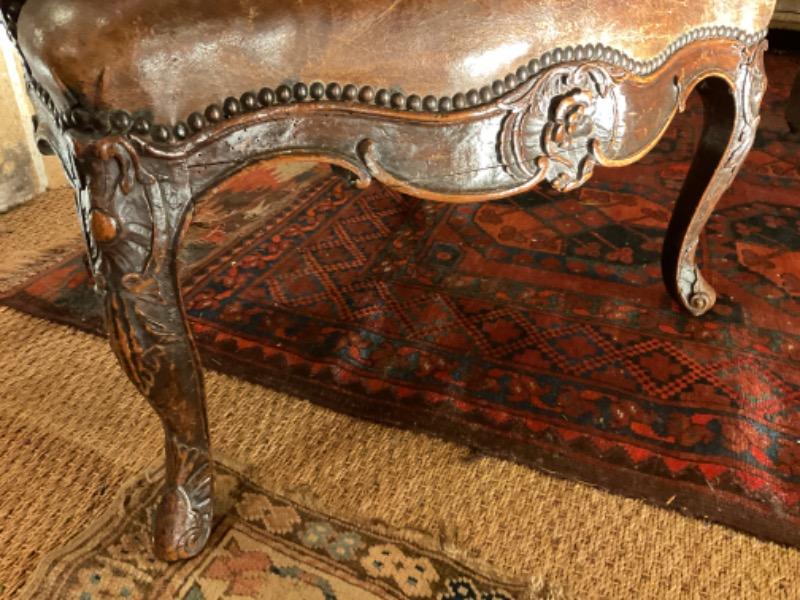 Fauteuil recouvert de cuir d’époque régence en noyer