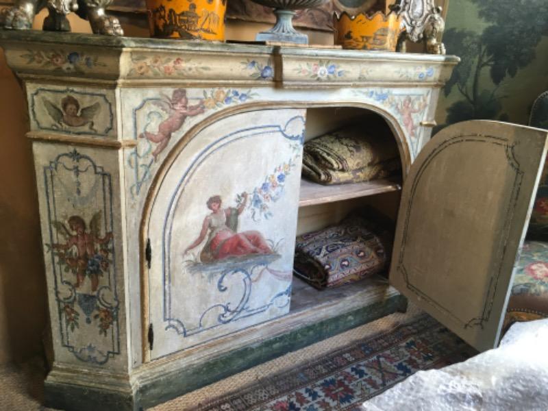 Grand buffet italien ( région Parme ) ouvrant sur 2 portes en façade XIX ème 
