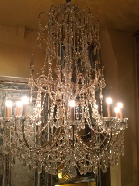Grand lustre italien ( Lombardie) avec 10 lumières et pampilles en cristal et verre