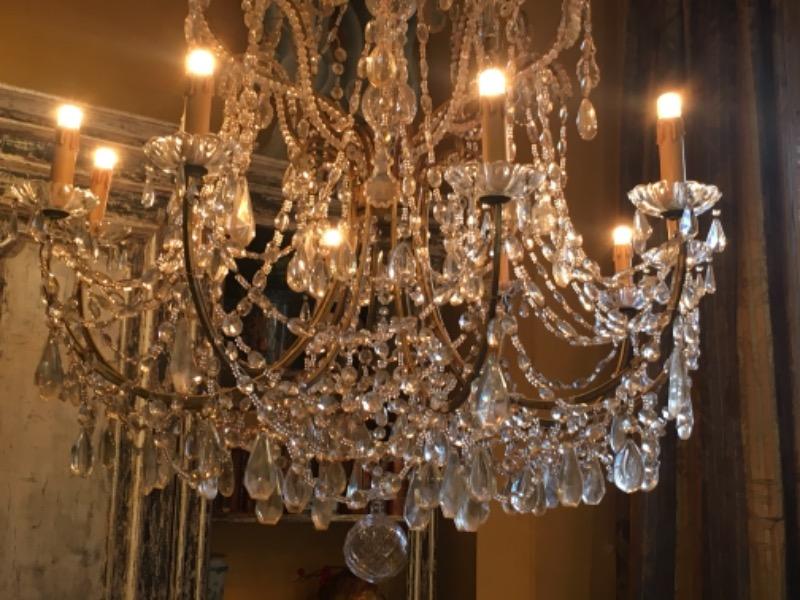 Grand lustre italien ( Lombardie) avec 10 lumières et pampilles en cristal et verre