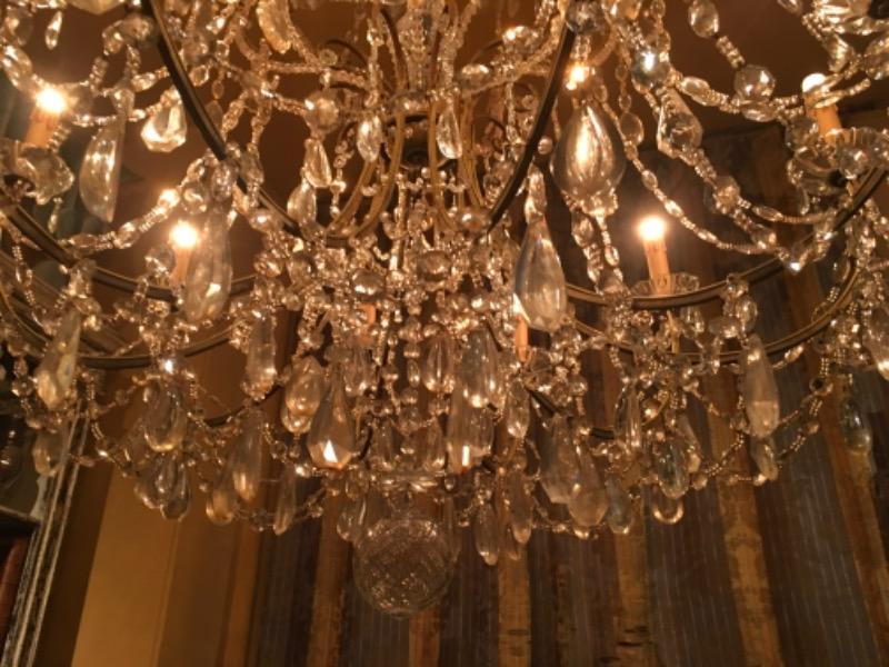 Grand lustre italien ( Lombardie) avec 10 lumières et pampilles en cristal et verre