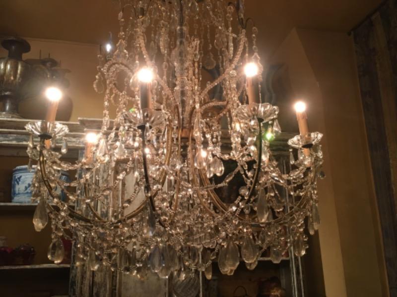 Grand lustre italien ( Lombardie) avec 10 lumières et pampilles en cristal et verre
