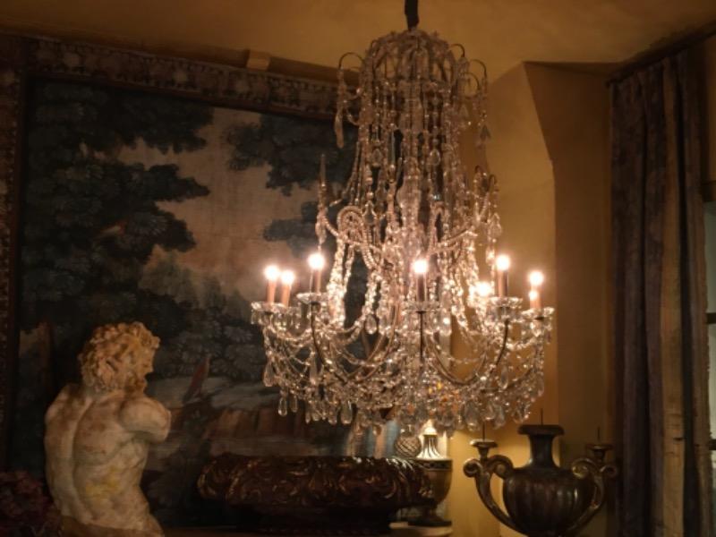 Grand lustre italien ( Lombardie) avec 10 lumières et pampilles en cristal et verre