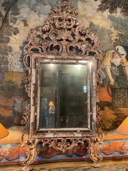 Grand miroir à fronton ( Italie XVIII ème) multiples pare-closes