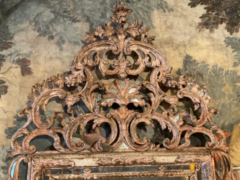 Grand miroir à fronton ( Italie XVIII ème) multiples pare-closes