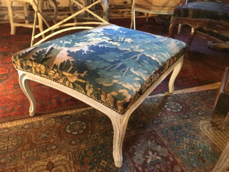 Grand tabouret époque XVIII ème recouvert d’une tapisserie 18 ème 