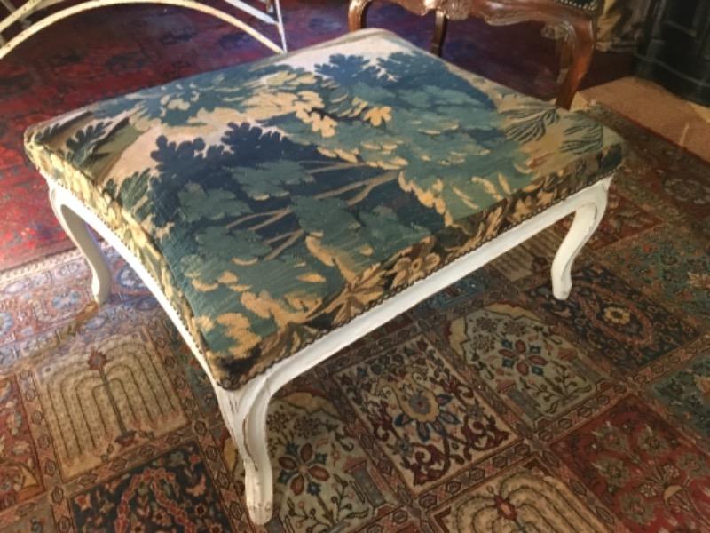 Grand tabouret époque XVIII ème recouvert d’une tapisserie 18 ème 
