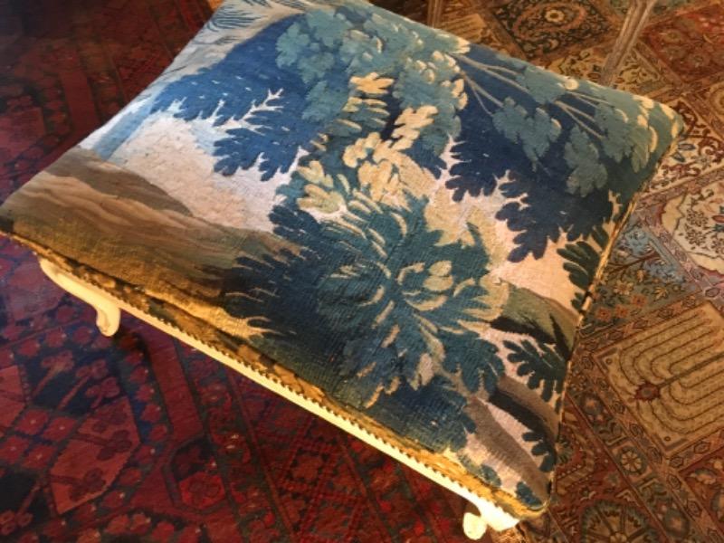 Grand tabouret époque XVIII ème recouvert d’une tapisserie 18 ème 