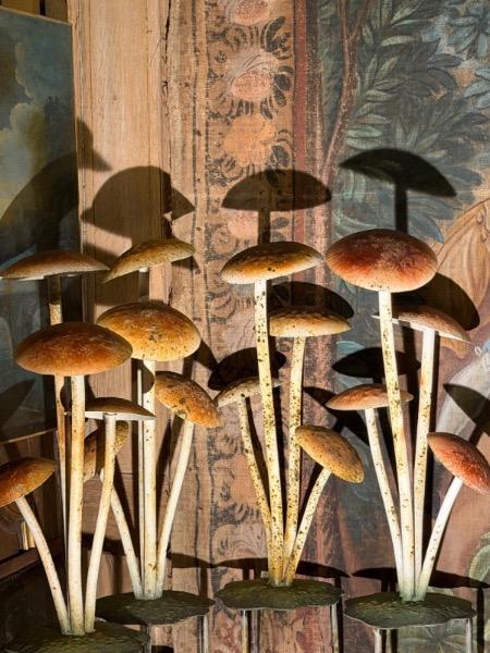 Groupe de 4 pieds de champignons en métal XX ème