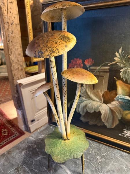 Groupe de 4 pieds de champignons en métal XX ème