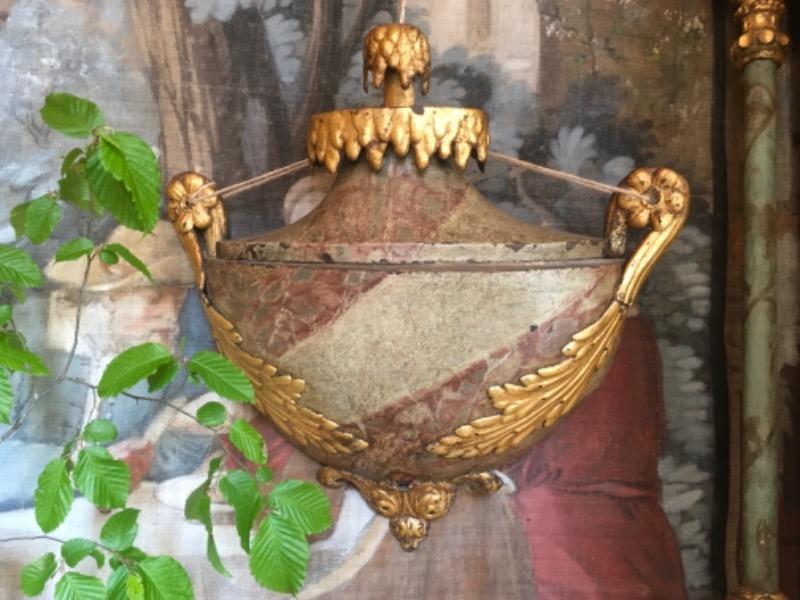 Haut de fontaine en tôle avec décor de fx-marbre d’époque directoire