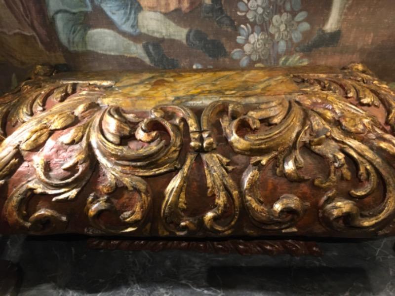 Important socle italien dépoque régence en bois sculpté et doré 