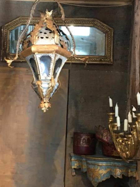Lanterne vénitienne 18 ème en tôle peinte et doré ouvrant à une porte