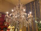 Lustre à 8 lumières en métal et bois doré XX ème ( pampilles en verre et cristal ) boudoir hôtel particulier Turin 