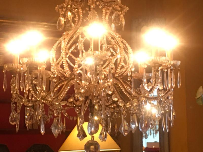 Lustre à 8 lumières en métal et bois doré XX ème ( pampilles en verre et cristal ) boudoir hôtel particulier Turin 