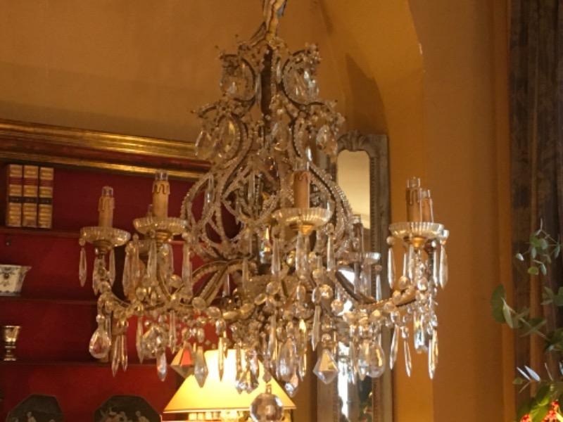 Lustre à 8 lumières en métal et bois doré XX ème ( pampilles en verre et cristal ) boudoir hôtel particulier Turin 