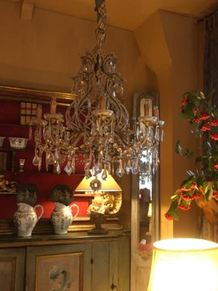 Lustre à 8 lumières en métal et bois doré XX ème ( pampilles en verre et cristal ) boudoir hôtel particulier Turin 