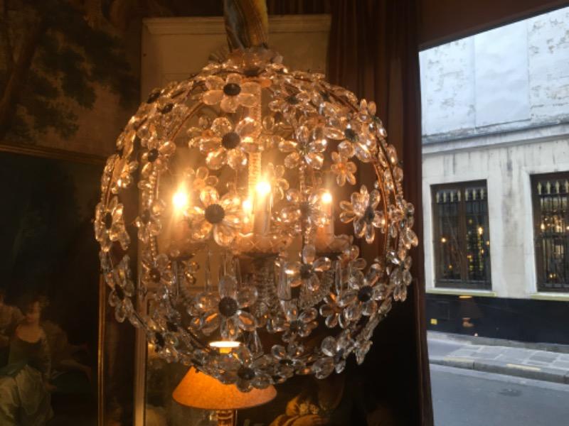 Lustre boule à 4 lumières, décor de marguerites dans le goût de Baguès début XX ème