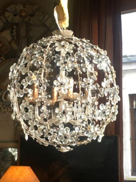 Lustre boule à 4 lumières, décor de marguerites dans le goût de Baguès début XX ème