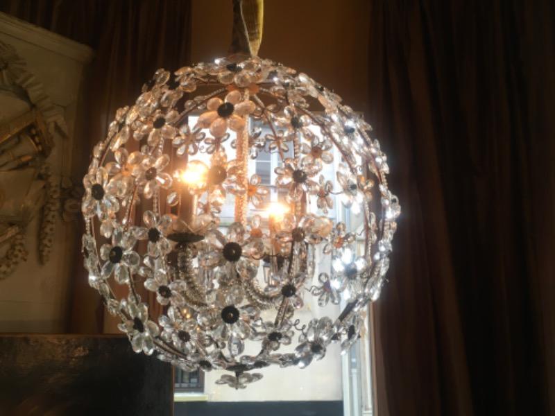 Lustre boule à 4 lumières, décor de marguerites dans le goût de Baguès début XX ème