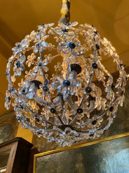 Lustre boule à 4 lumières, décor de marguerites dans le goût de Baguès début XX ème