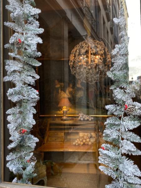 Lustre boule à 4 lumières, décor de marguerites dans le goût de Baguès début XX ème