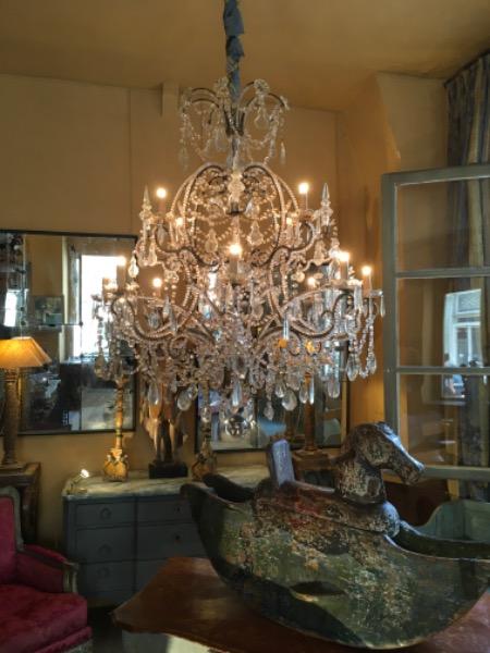 Lustre-cage à 2 étages et à 12 lumières fin XIX ème en cristal ( pampilles, gouttes, poignard) et verre