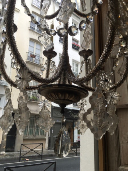 Lustre de chapelle à 9 bougies XIX ème ( toutes les pampilles sont en cristal )