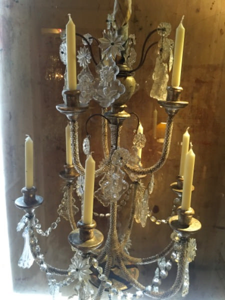 Lustre de chapelle à 9 bougies XIX ème ( toutes les pampilles sont en cristal )