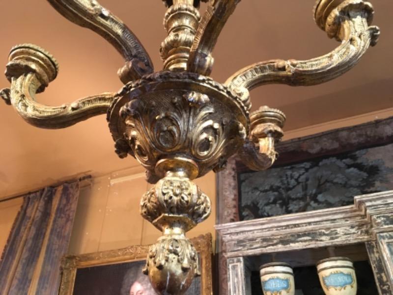 Lustre en bois doré à 6 bras de lumière époque XVIII ème italien