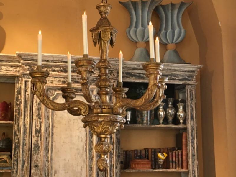 Lustre en bois doré à 6 bras de lumière époque XVIII ème italien