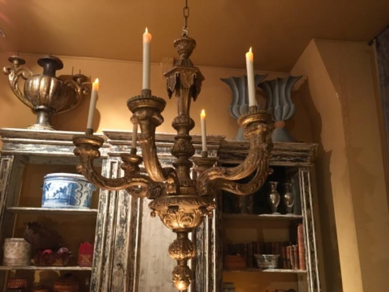 Lustre en bois doré à 6 bras de lumière époque XVIII ème italien