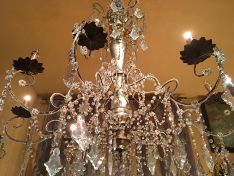 Lustre génovèse avec son fût en bois argenté à 8 lumières fin XVIII ème 