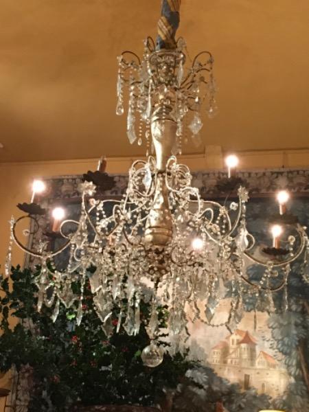 Lustre génovèse avec son fût en bois argenté à 8 lumières fin XVIII ème 