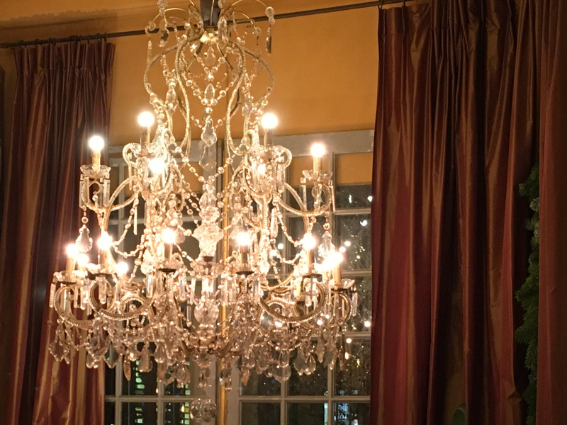 Lustre turinois à 18 lumières sur 2 étages fin XIX ème ( cristal et verre)