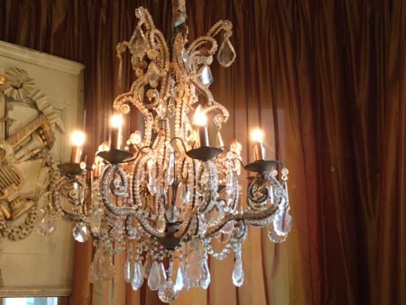 Lustre XIX ème à 8 lumières ( provenance château du Gers ) en verre et cristal réélectrifié 