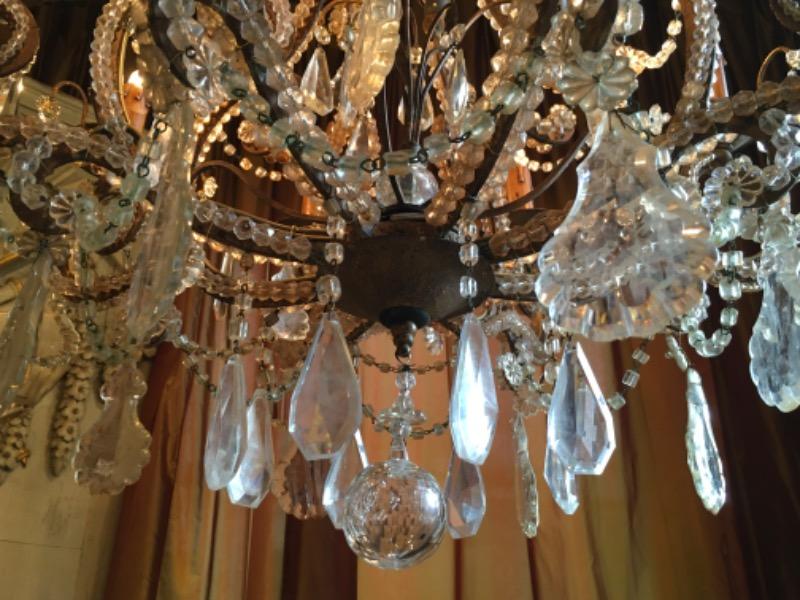 Lustre XIX ème à 8 lumières ( provenance château du Gers ) en verre et cristal réélectrifié 